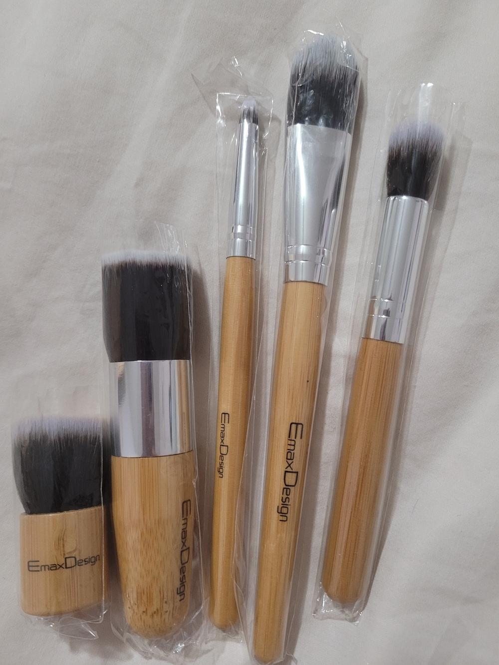 Bamboo Handle Makeup Brush Set — Natural Wood - Picture 3 of 8